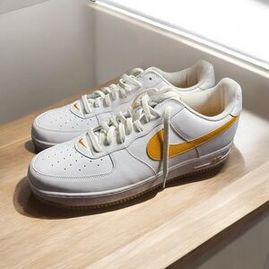 NIKE AIR FORCE 1 RETRO WHITE UNIVERSITY GOLD SIZE 17 MENS RARE PROMO